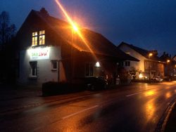 TAMTAM Haus bei Nacht